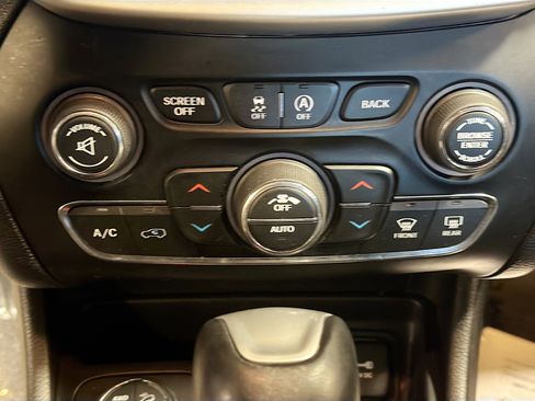 Used 2018 Jeep Cherokee Trailhawk w/ Cold Weather Group image 23