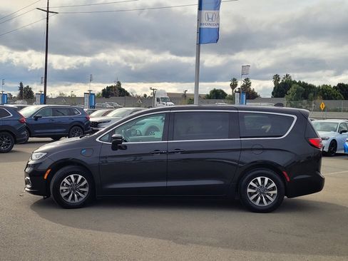 Used 2023 Chrysler Pacifica Touring-L image 8