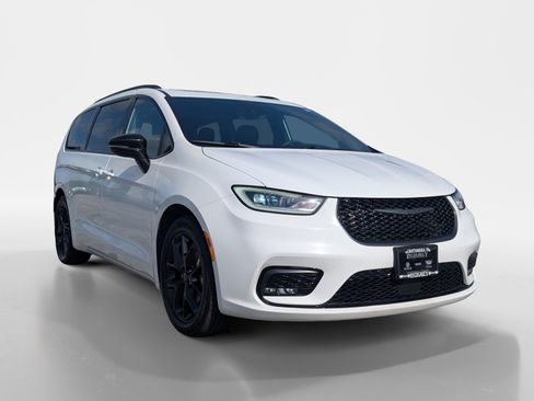 Used 2025 Chrysler Pacifica Limited FWD image 2
