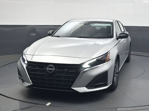 Used 2025 Nissan Altima 2.5 SV FWD image 12
