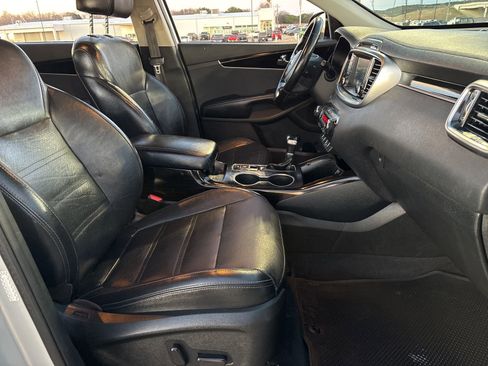 Used 2019 Kia Sorento EX image 16