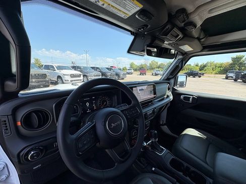 Used 2025 Jeep Gladiator Mojave AWD/4WD image 14