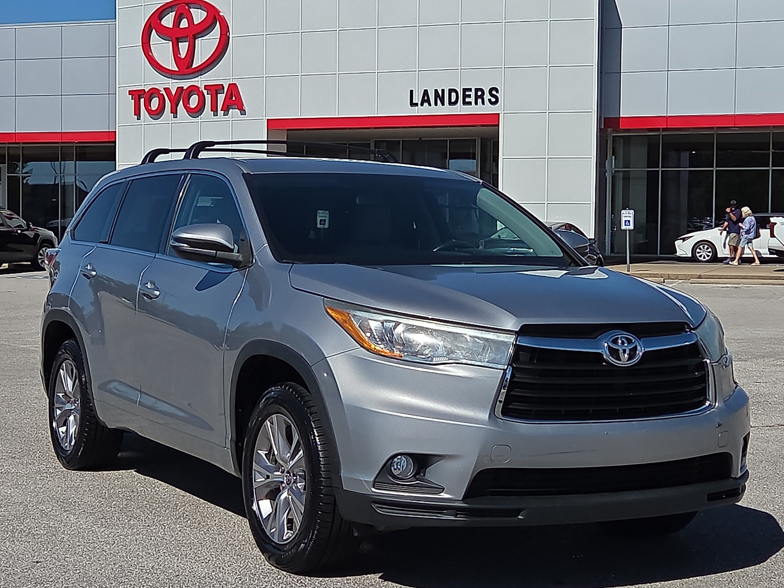 Used 2016 Toyota Highlander Plus FWD image 1