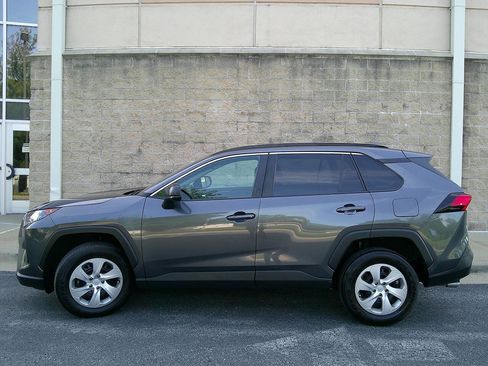 Used 2021 Toyota RAV4 LE FWD image 8