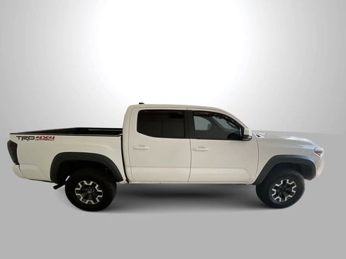 Used 2016 Toyota Tacoma TRD Off-Road AWD/4WD image 9