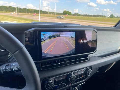 Used 2025 Jeep Wrangler Willys image 26