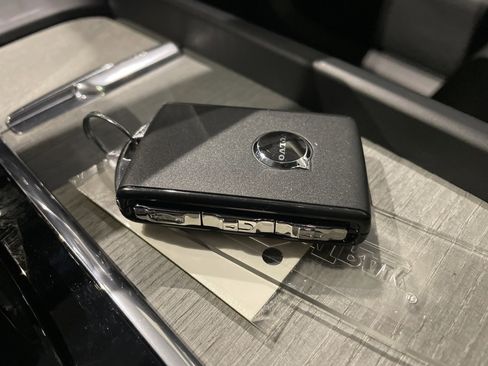 Used 2025 Volvo XC60 B5 Plus image 40