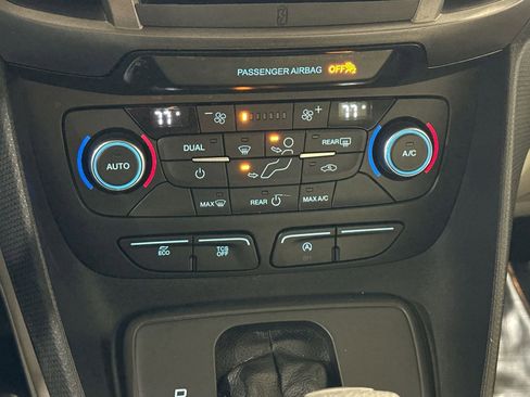 Used 2022 Ford Transit Connect XLT image 26