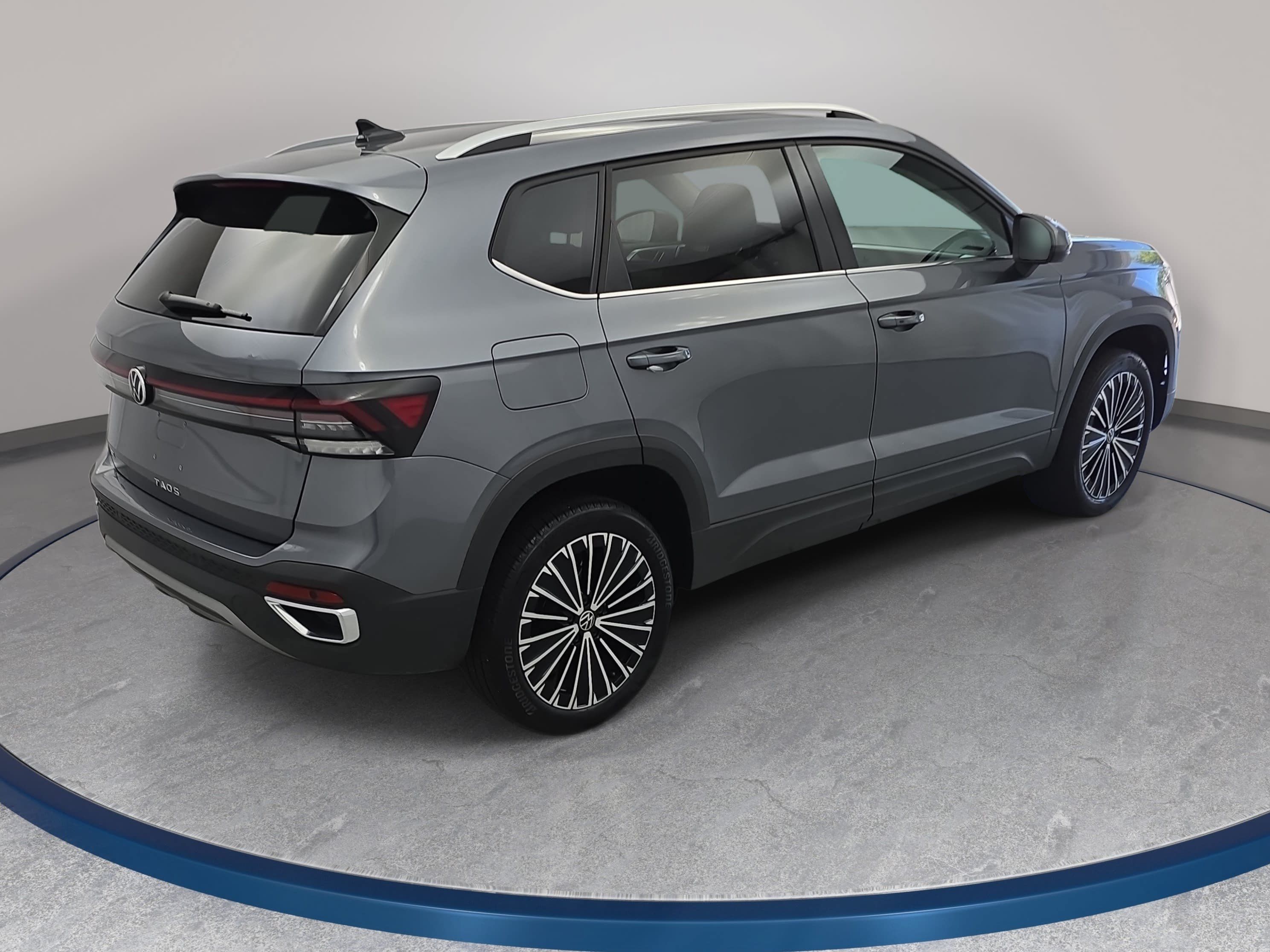 Used 2025 Volkswagen Taos SE FWD image 5