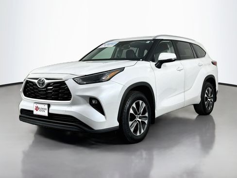 Used 2023 Toyota Highlander XLE AWD/4WD image 3