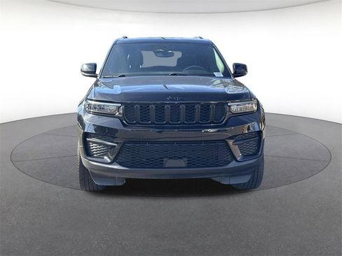 Used 2023 Jeep Grand Cherokee Altitude image 4