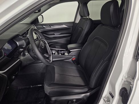 Used 2023 Jeep Grand Cherokee Laredo AWD/4WD image 9