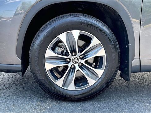 Used 2024 Toyota Highlander XLE FWD image 7