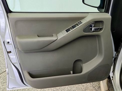 Used 2013 Nissan Frontier SV w/ SV Value Truck Pkg AWD/4WD image 10