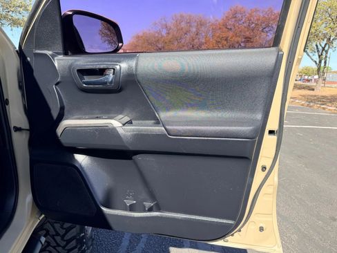 Used 2019 Toyota Tacoma TRD Sport w/ Technology Package image 38