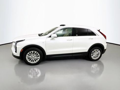 Used 2024 Cadillac XT4 Luxury w/ Cold Weather Package image 5