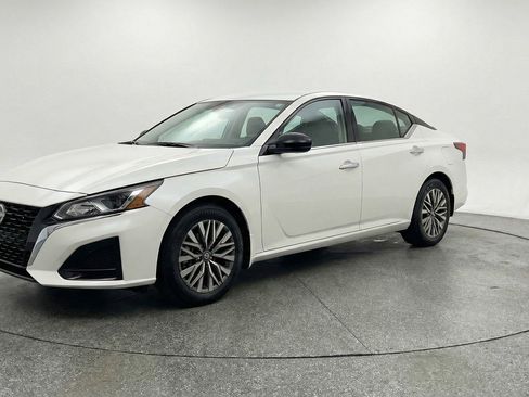 Used 2025 Nissan Altima 2.5 SV FWD image 3