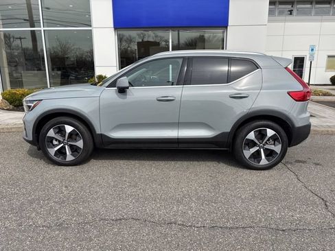 Used 2025 Volvo XC40 B5 Plus AWD/4WD image 2