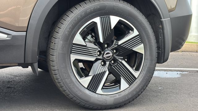Used 2025 Nissan Kicks SV AWD/4WD image 17