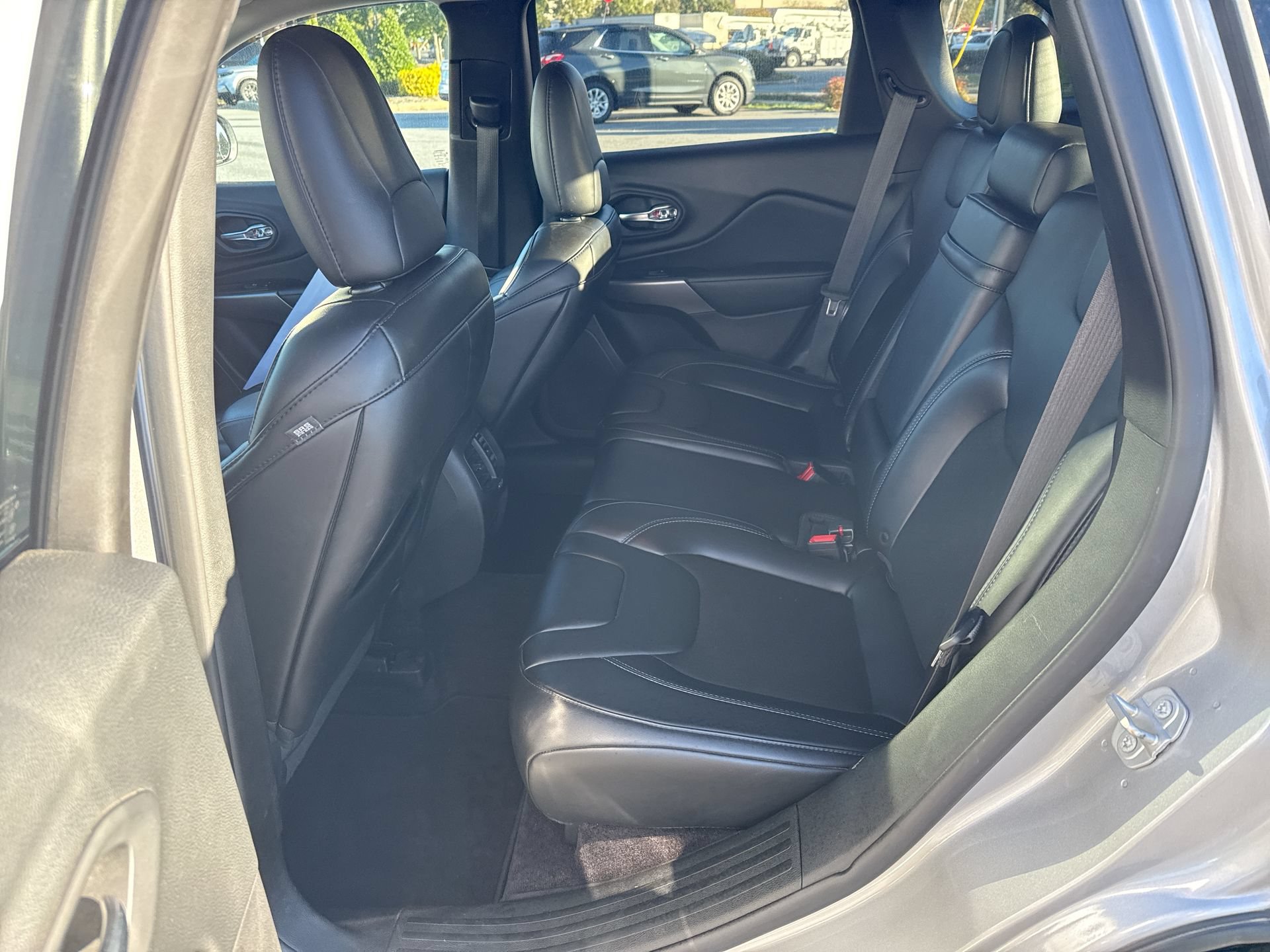 Used 2019 Jeep Cherokee Latitude Plus FWD image 23