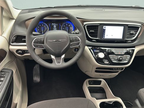 Used 2022 Chrysler Voyager LX FWD image 11