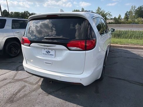 Used 2018 Chrysler Pacifica Touring-L w/ Tire & Wheel Group FWD image 4