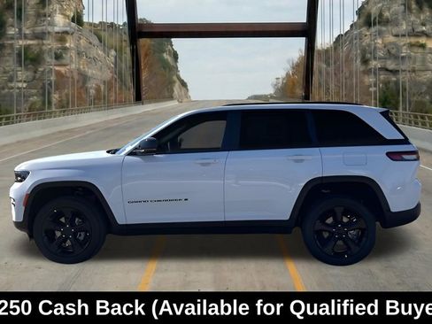 New 2025 Jeep Grand Cherokee Altitude RWD image 5