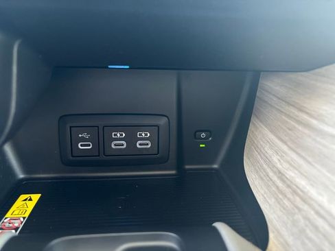 Used 2024 Toyota Venza XLE image 33