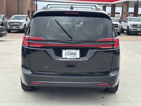 Used 2025 Chrysler Pacifica Limited FWD image 4