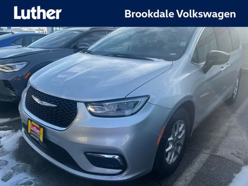 Used 2024 Chrysler Pacifica Touring-L image 1