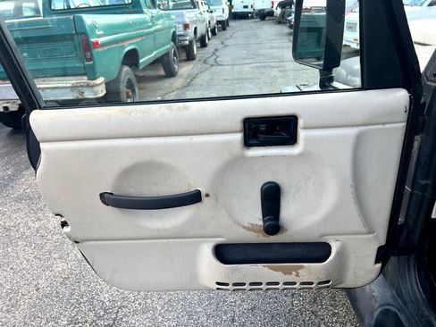 Used 2000 Jeep Wrangler Sahara image 8