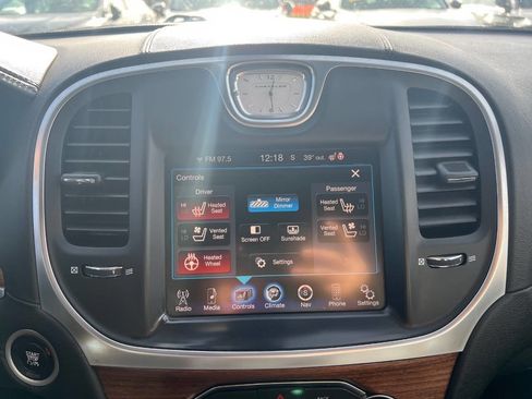 Used 2015 Chrysler 300 C Platinum image 21