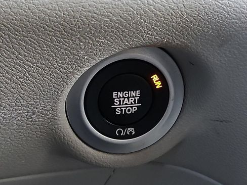 Certified 2024 Chrysler Pacifica Touring-L FWD image 22