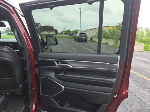 Used 2024 Jeep Wagoneer Series II w/ Convenience Group I image 16