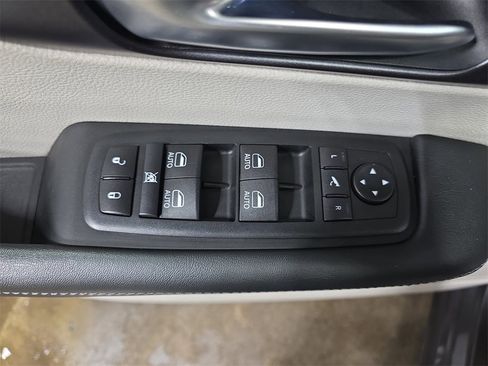 Used 2020 Chrysler Pacifica Limited w/ Tire & Wheel Group image 30