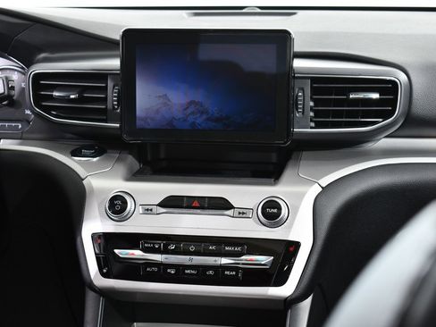 Used 2022 Ford Explorer XLT w/ Equipment Group 202A image 9