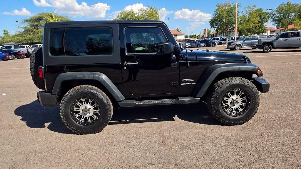 Used 2016 Jeep Wrangler Sport w/ Connectivity Group AWD/4WD image 12