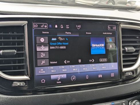 Used 2023 Chrysler Pacifica Touring-L image 19