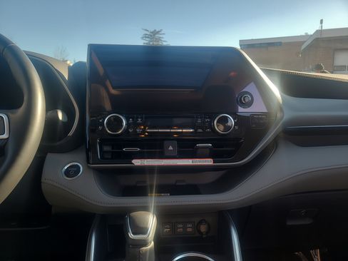 Used 2025 Toyota Highlander Platinum image 21