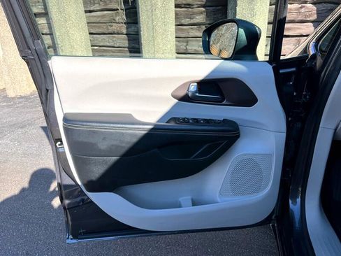 Used 2020 Chrysler Voyager L image 20