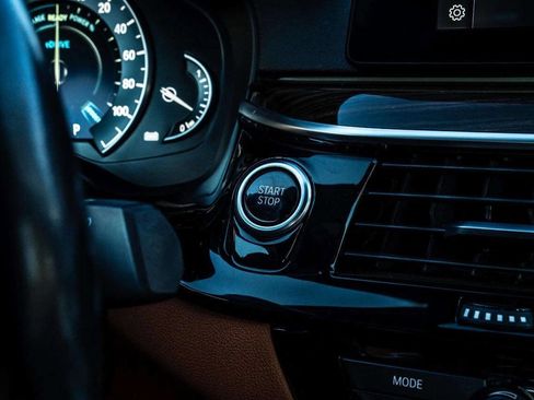 Used 2019 BMW 530e xDrive w/ Convenience Package image 18