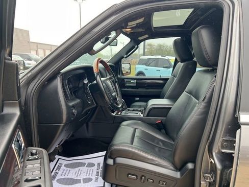 Used 2017 Lincoln Navigator Reserve image 12