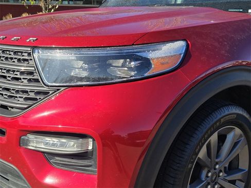 Used 2022 Ford Explorer XLT w/ Equipment Group 202A image 5