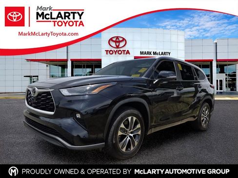 Used 2023 Toyota Highlander XLE FWD image 1