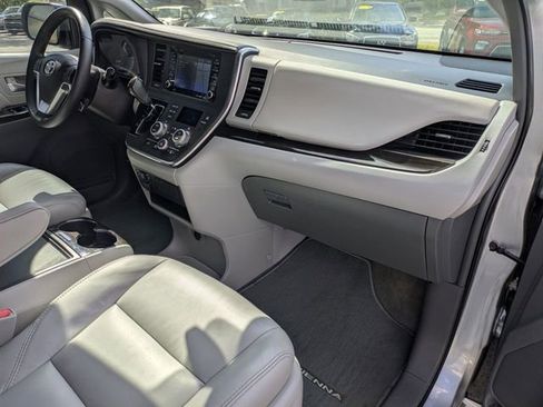 Used 2018 Toyota Sienna XLE w/ XLE Navigation Package FWD image 32