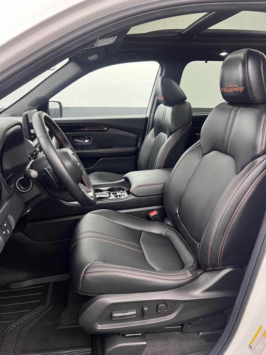 Certified 2025 Honda Pilot TrailSport image 4