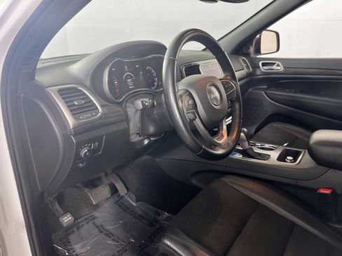 Used 2022 Jeep Grand Cherokee Laredo X image 9