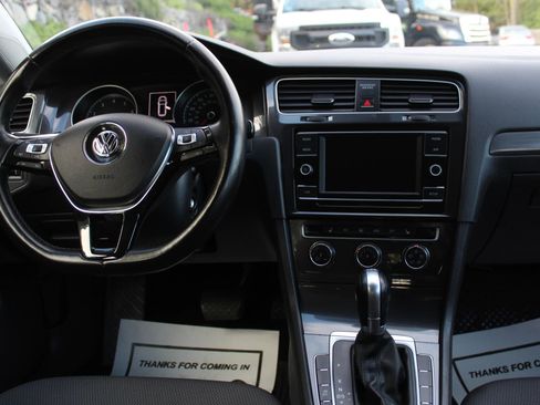 Used 2018 Volkswagen Golf S image 19