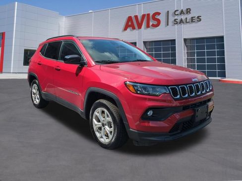 Used 2025 Jeep Compass Latitude w/ Sun & Sound Group AWD/4WD image 3