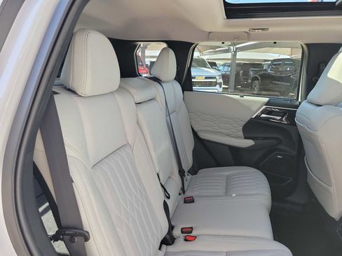 Used 2025 Mitsubishi Outlander SEL image 13